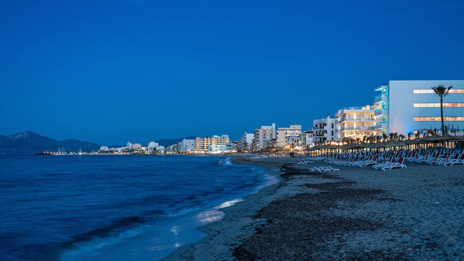 Strand und Uferpromenade von Can Picafort am Abend